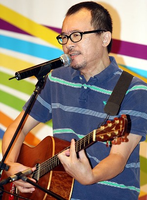 Ayugo Huang: a singer who brings Hakka music to the mainstream