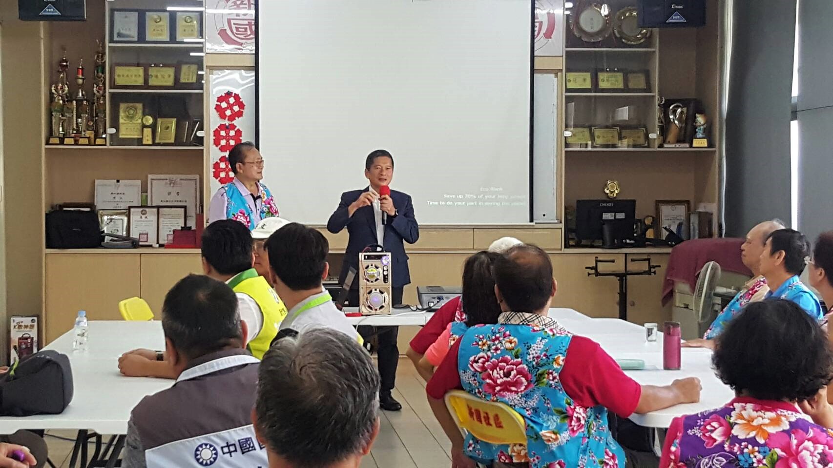 Minister Lee visits senior care station, children’s choir in Hsinchu