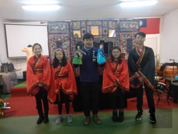 Hakka puppetry troupe performs in Argentina