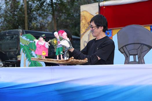 Chiu Feng-jung performed with puppets