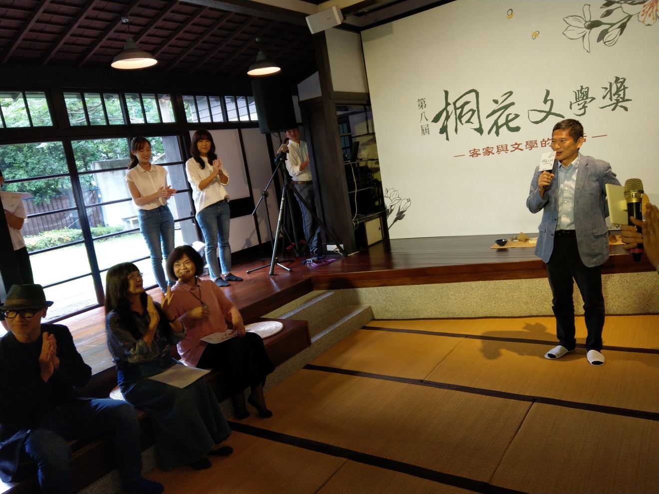Hakka Affairs Council Minister Lee Yung-de was invited to Taipei’s Qidong Poetry Salon to join a gathering of Hakka artists