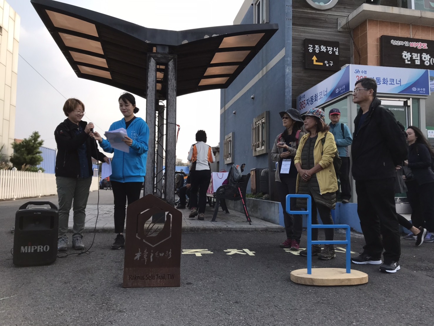 A blue horse-shaped stick figure that is used as a direction marker for hikers on Jeju Olle Trail will be set up on Taiwan’s Ming Feng Trail