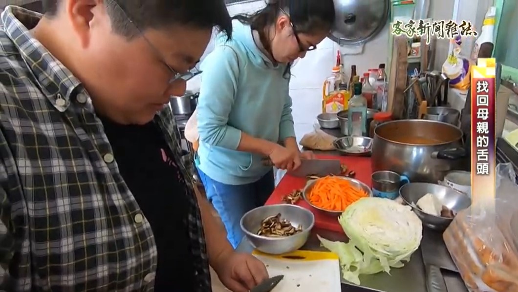 People practice speaking Hakka while they make Hakka dishes 