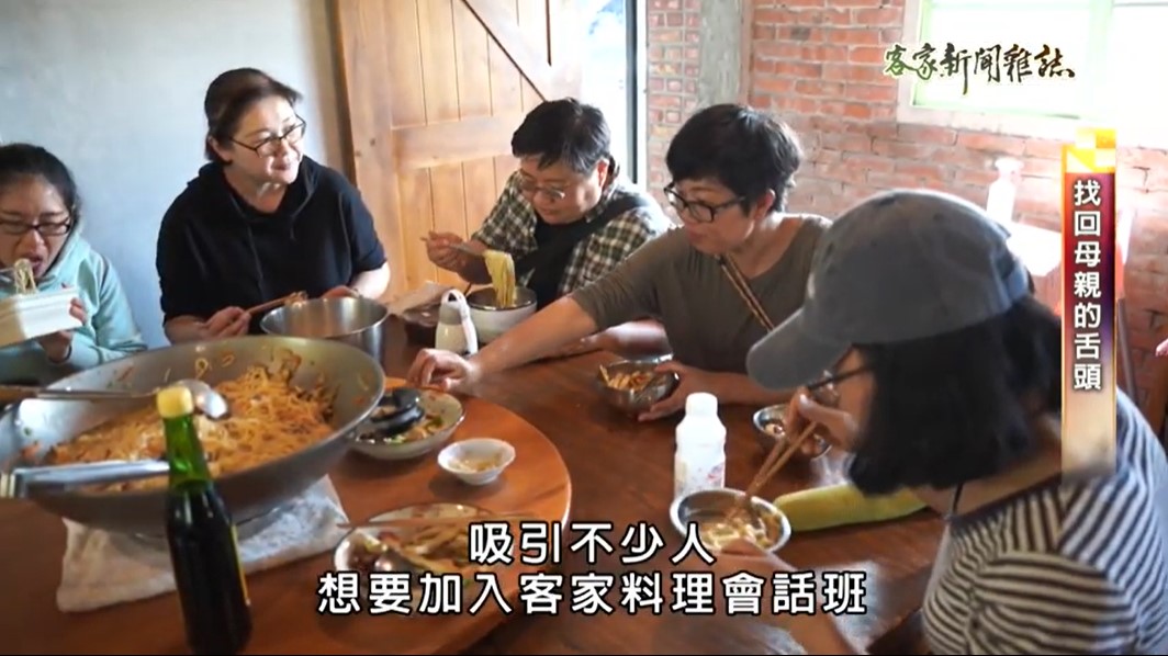People gather together in the Hakka Cooking Conversation Class