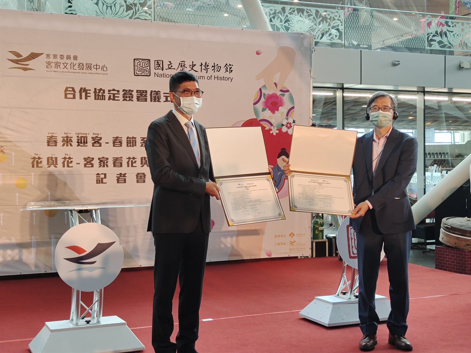 THCDC Director-General Ho Chin-liang and NMH Director-General Liao Hsin-tien